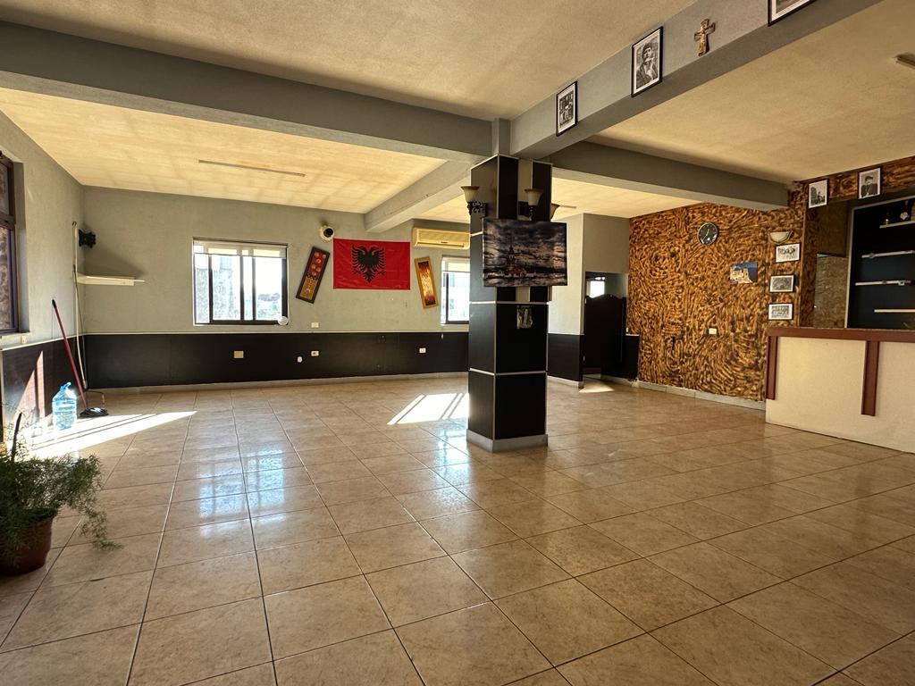 Two-story building for rent in Laprake, for any type of activity.