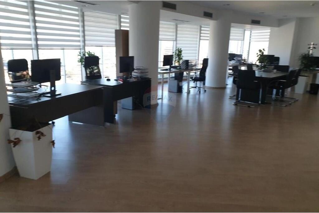 SUPER BUSINESS ENVIRONMENT / OFFICE AT THE SHOPPING CENTER ETC! ORGANIZED IN