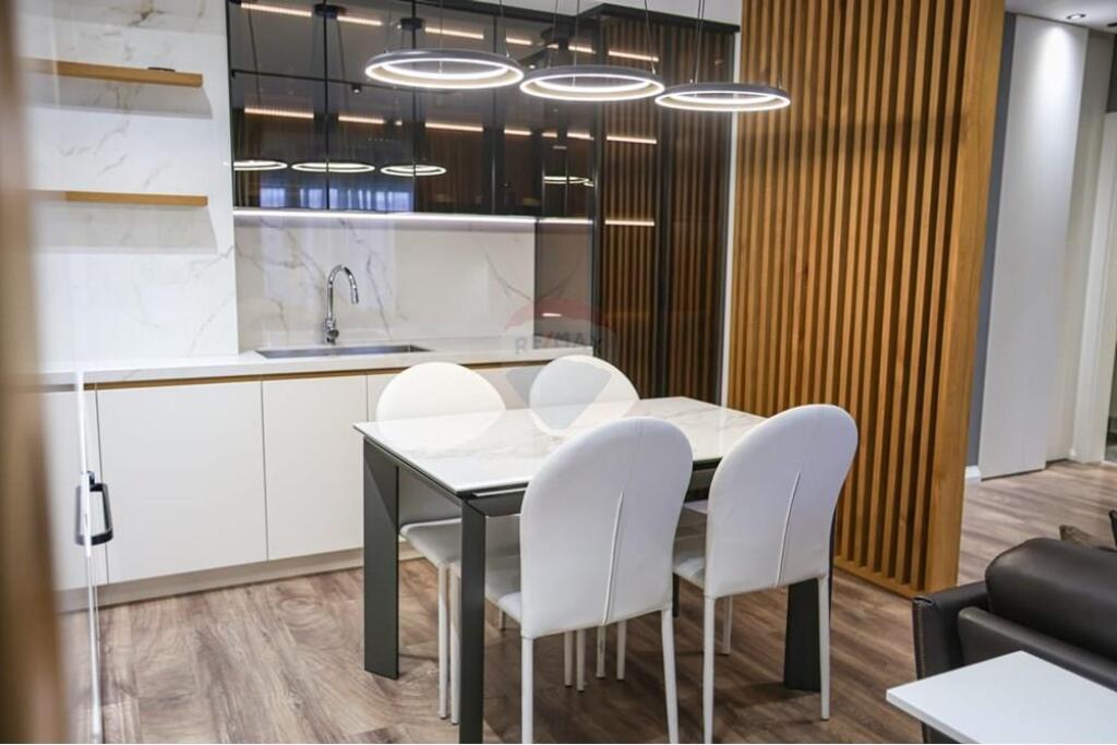 Apartment + Parking - For Rent - Center