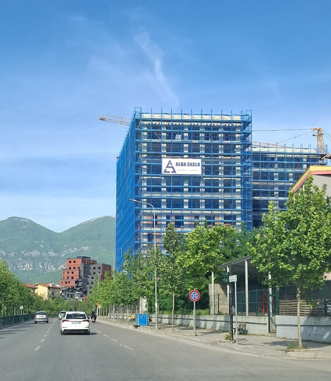 Shitet apartament 1+1 prane Maternitetit te ri