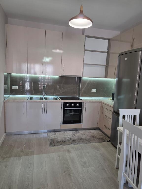 Jepet me qera apartament 1+1 në Astir pranë Rrethit!