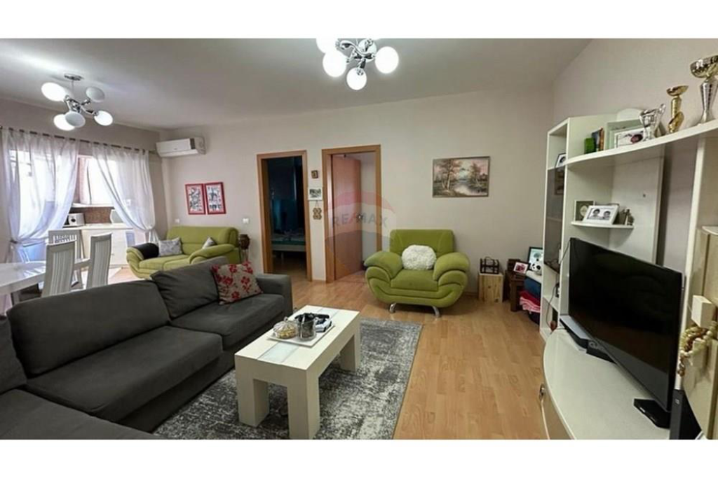 Apartament 2+1+2 për shitje tek Komuna e Parisit!