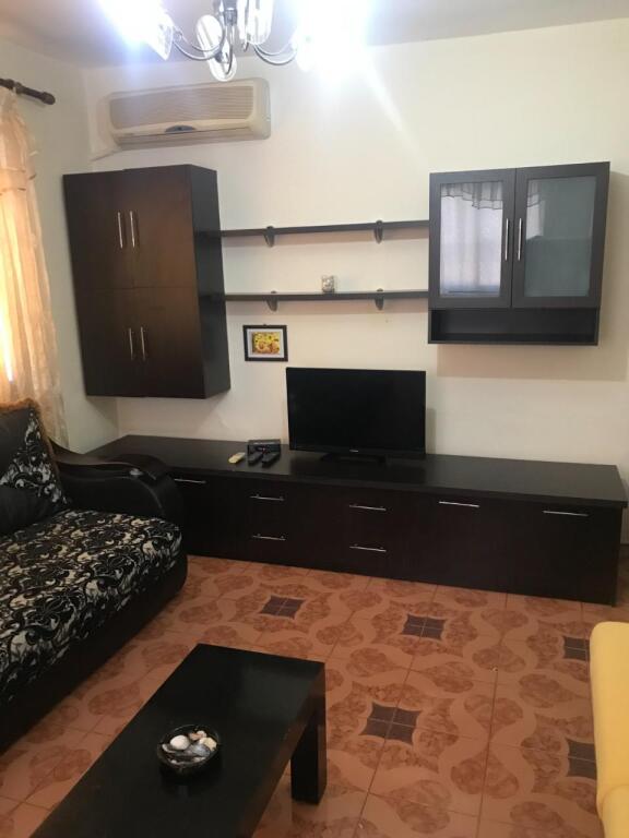 Tek Xhamlliku, Rruga Hoxha Tahsim, jepet me qera apartament, 1+1, i mobiluar.