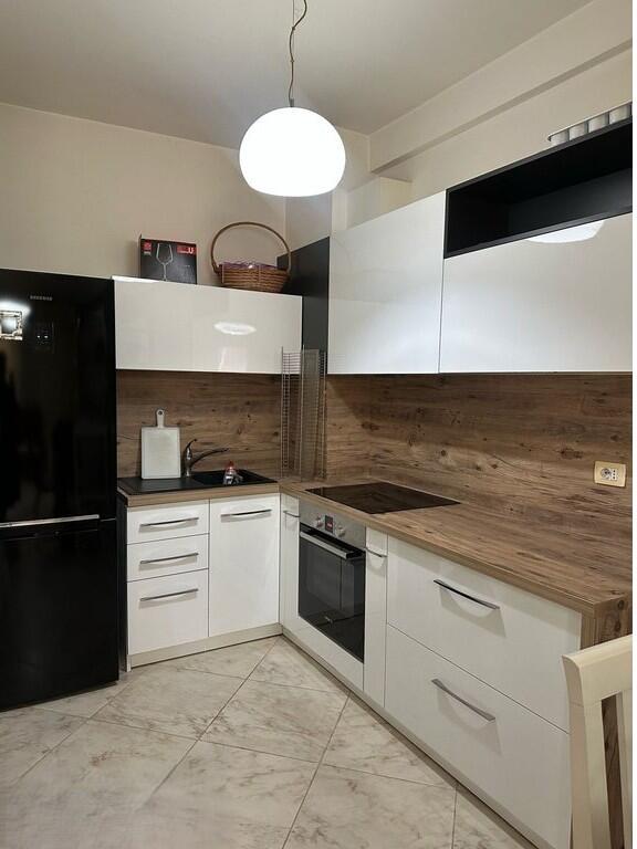 Qesarak, Japim apartament 1+1 me qira, Fresk!