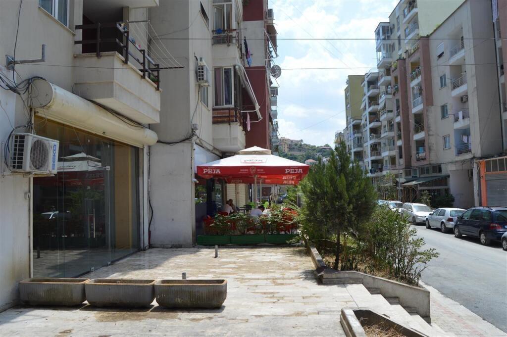 Ambient Biznesi me Qira – Pallatet Çabej (300 m2)