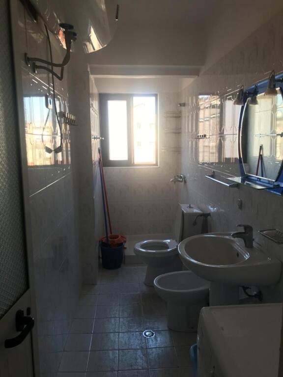 Tek Xhamlliku, Rruga Hoxha Tahsim, jepet me qera apartament, 1+1, i mobiluar.
