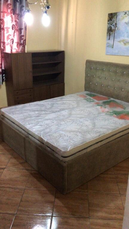 Tek Xhamlliku, Rruga Hoxha Tahsim, jepet me qera apartament, 1+1, i mobiluar.