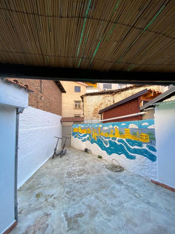 JEPET AMBIENT BIZNESI ME QIRA, TEK RRUGA E BARRIKADAVE