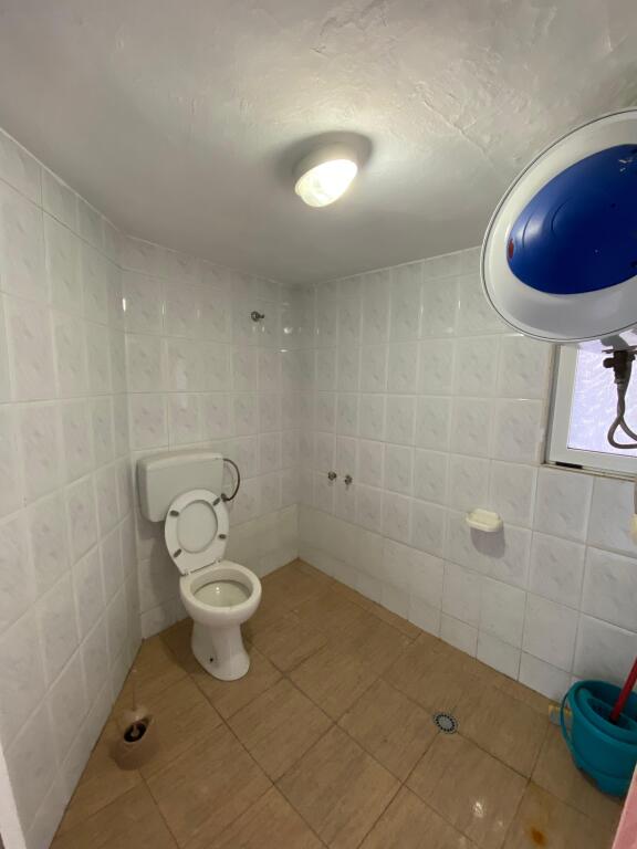 JEPET AMBIENT BIZNESI ME QIRA, TEK RRUGA E BARRIKADAVE
