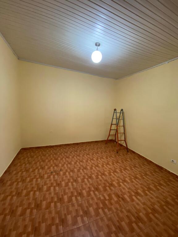JEPET AMBIENT BIZNESI ME QIRA, TEK RRUGA E BARRIKADAVE