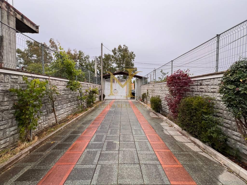 FOR RENT 3-STOREY VILLA IN SHIJAK !!