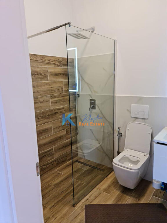 Penthouse për shitje në Golem - 50m nga deti