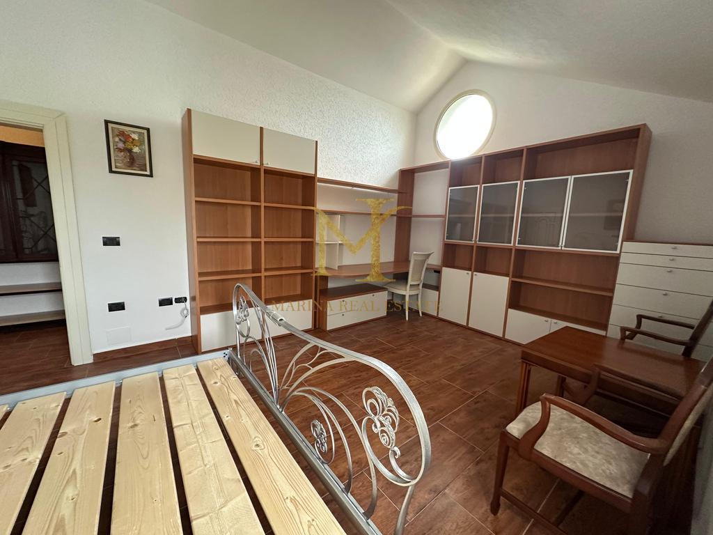 FOR RENT 3-STOREY VILLA IN SHIJAK !!
