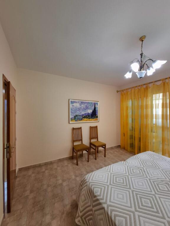 Jepet apartament 1+1 me qira tek Komuna e Parisit prane qendres kristal