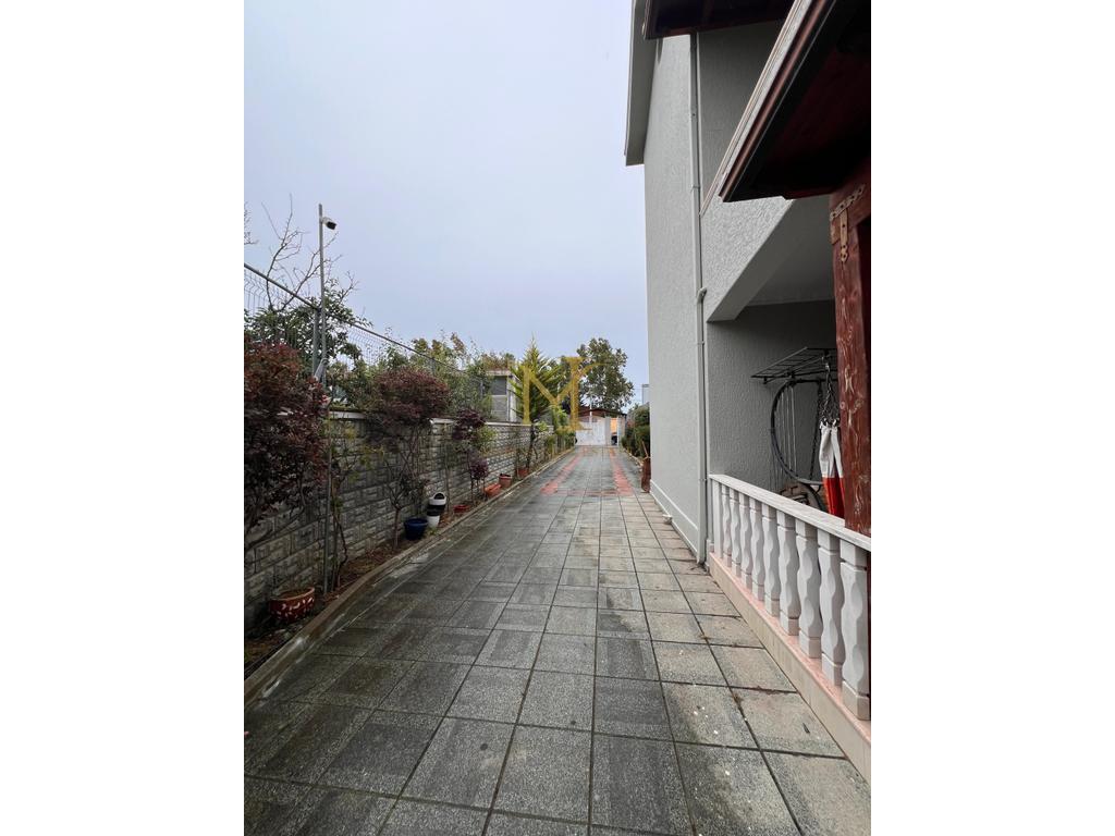 FOR RENT 3-STOREY VILLA IN SHIJAK !!