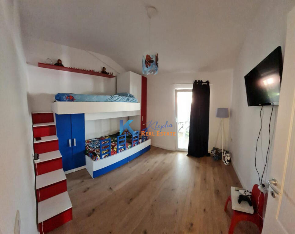 Penthouse për shitje në Golem - 50m nga deti