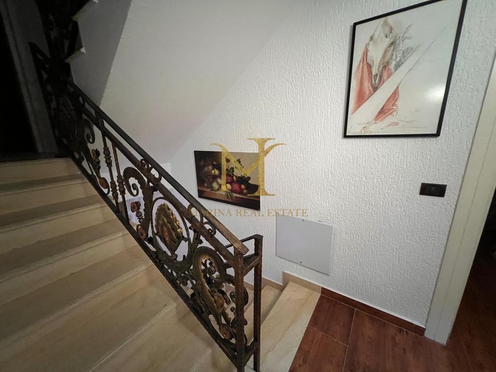 FOR RENT 3-STOREY VILLA IN SHIJAK !!