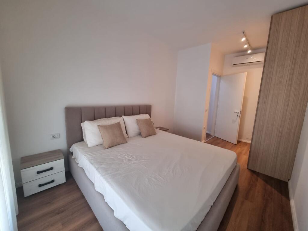 Super apartament 1+1 me tarracë për qira tek rruga Barrikadave