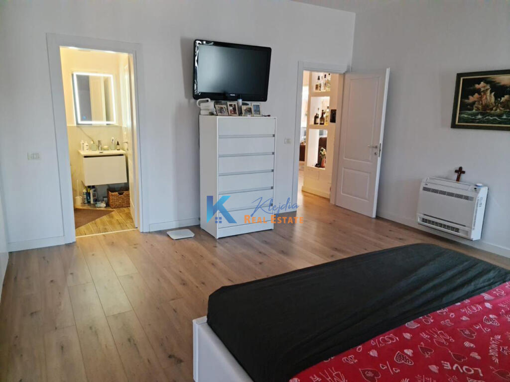 Penthouse për shitje në Golem - 50m nga deti