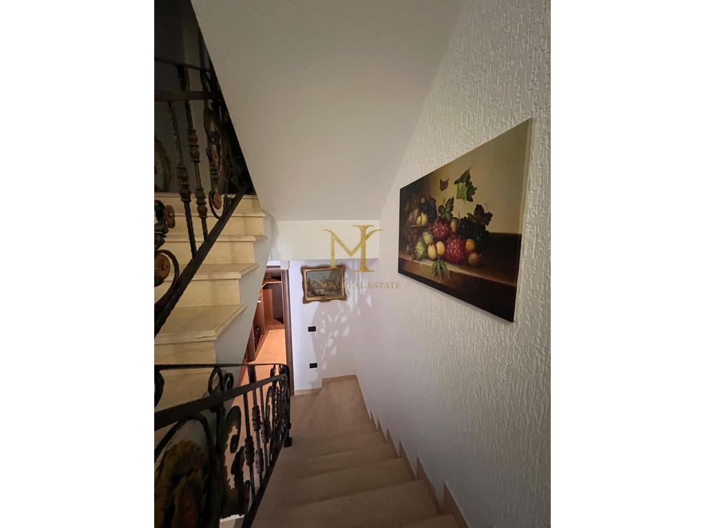 FOR RENT 3-STOREY VILLA IN SHIJAK !!