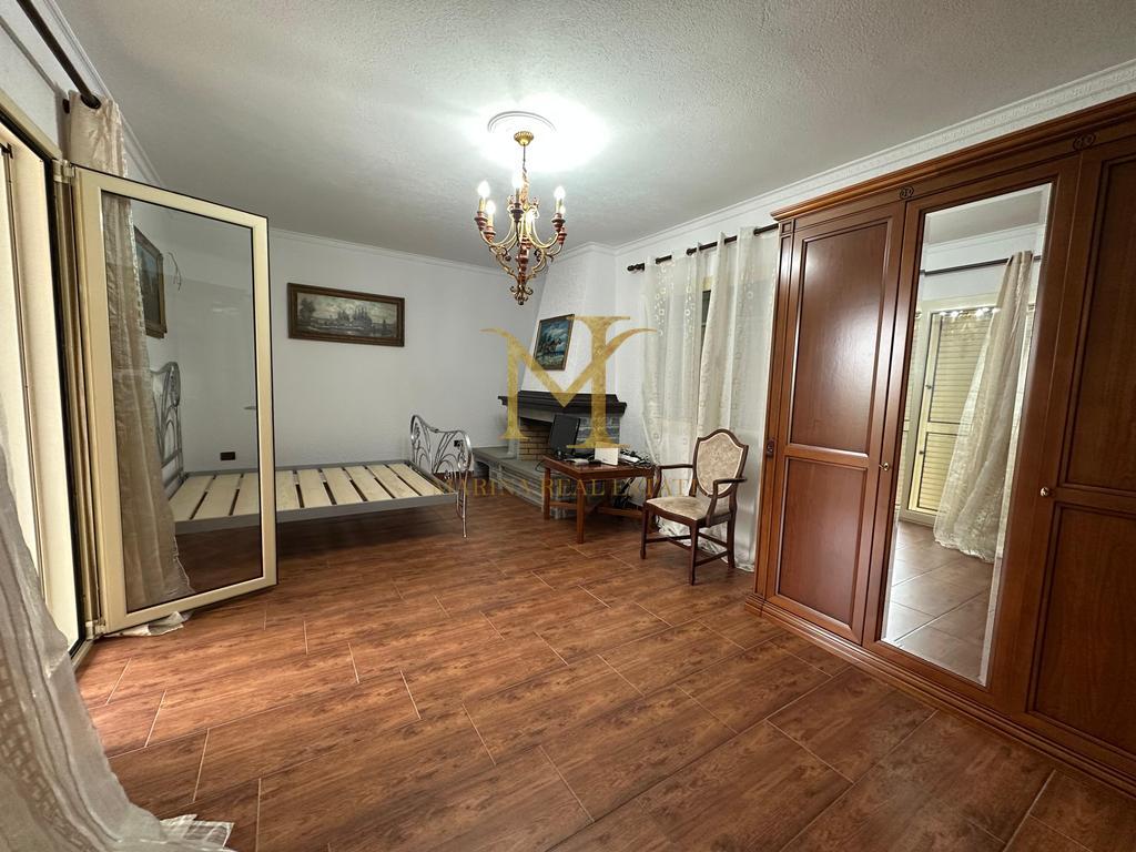 FOR RENT 3-STOREY VILLA IN SHIJAK !!
