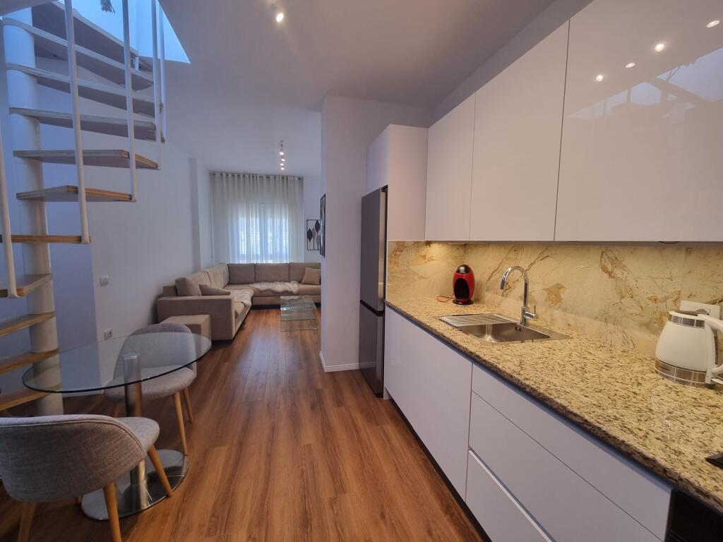Super apartament 1+1 me tarracë për qira tek rruga Barrikadave