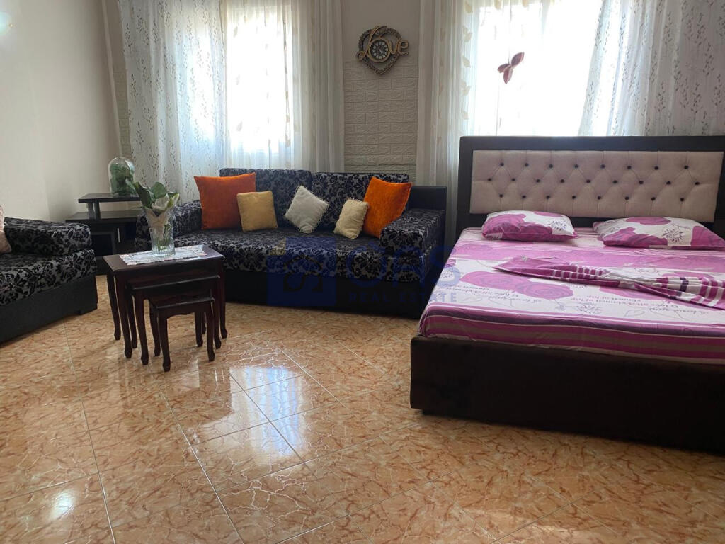 Studio apartment for rent near Komuna Parisit