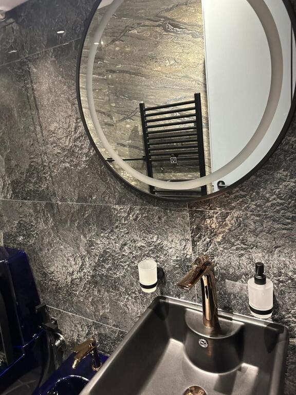 Jepet me qera apartament 1+1 luksoz në Shallvaret