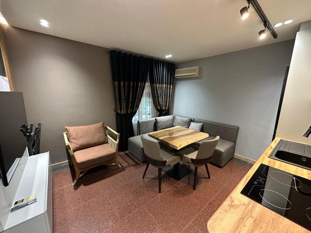 Jepet me qera apartament 1+1 luksoz në Shallvaret