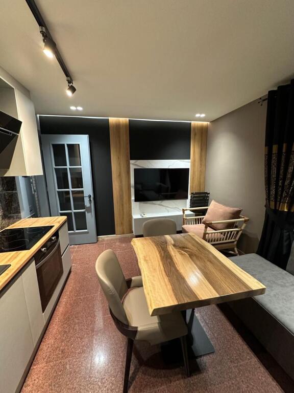 Jepet me qera apartament 1+1 luksoz në Shallvaret