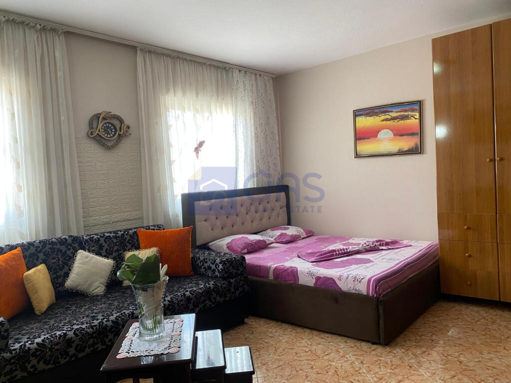 Studio apartment for rent near Komuna Parisit