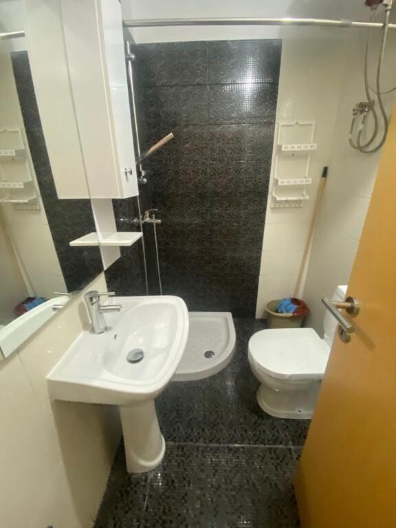 Apartament 1+1 me qera pranë liqenit