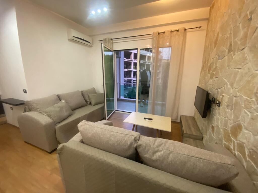 Apartament 1+1 me qera pranë liqenit