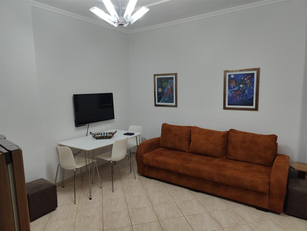 Apartament 1+1 me qera tek rr Naim Frasheri, prane rr Kavajes