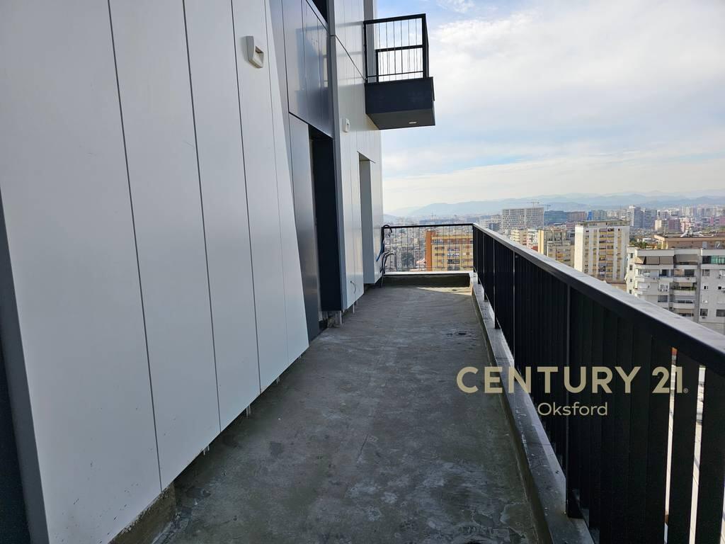 APARTAMENT 3+1+2 + GARDEROBE + VERANDE PER SHITJE TEK RRUGA E BARRIKADAVE!
