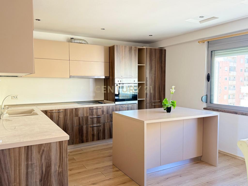 VENDESI SUPER DUPLEX PENTHOUSE CON VISTA MARE INSIEME A GARAGE NELLA SPIAGGIA, DURRES!