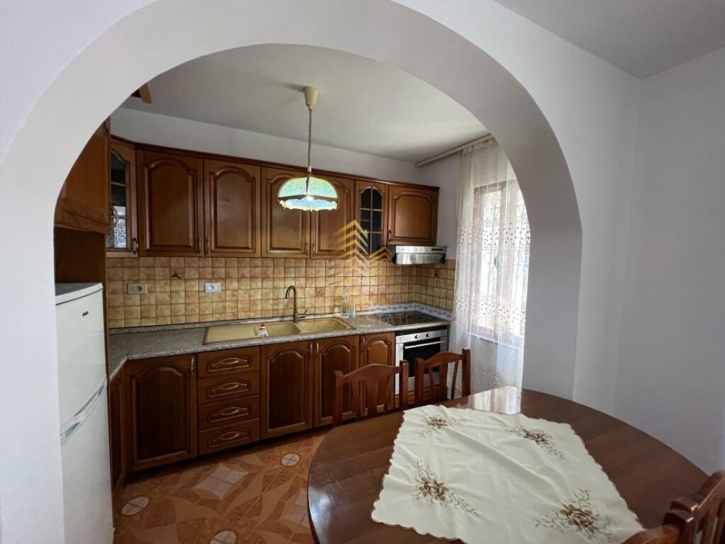 Qira, Hyrje Private 2+1+Bahçe + 13 Poste Parkimi, Selitë