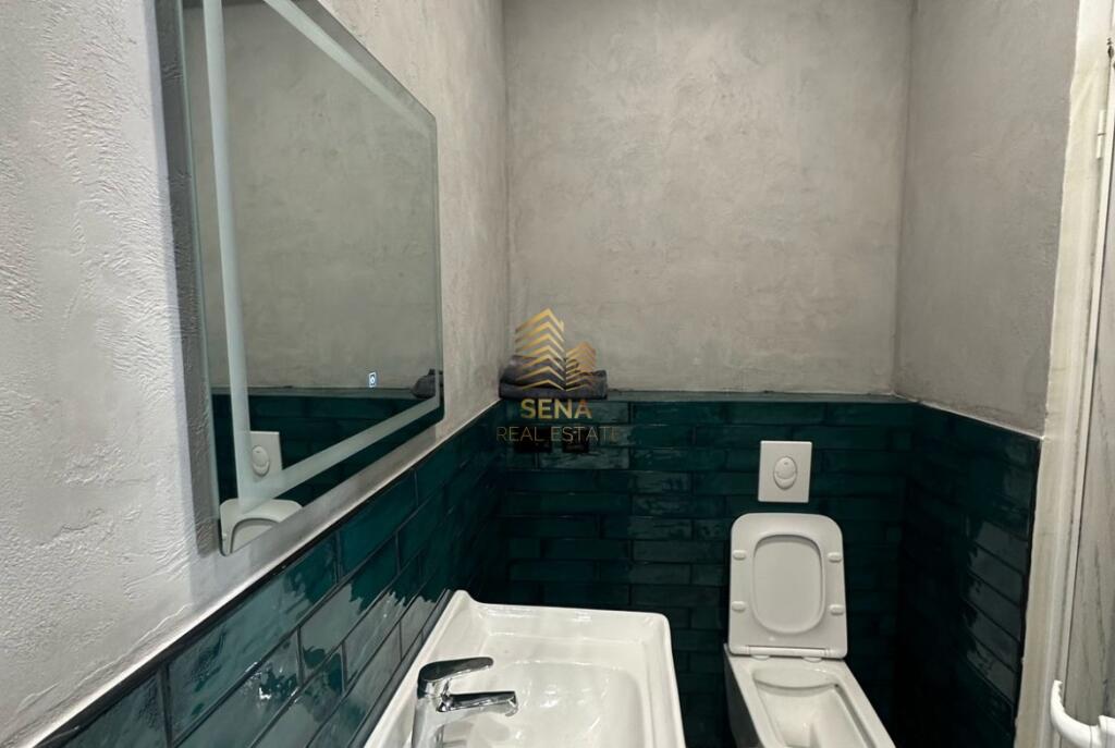 Shitet Apartament - i ndarë në 2 Garsoniere, Qendër
