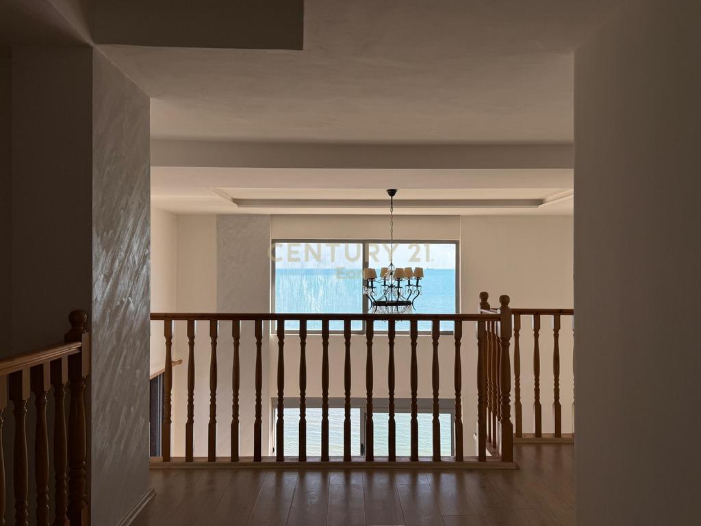 VENDESI SUPER DUPLEX PENTHOUSE CON VISTA MARE INSIEME A GARAGE NELLA SPIAGGIA, DURRES!