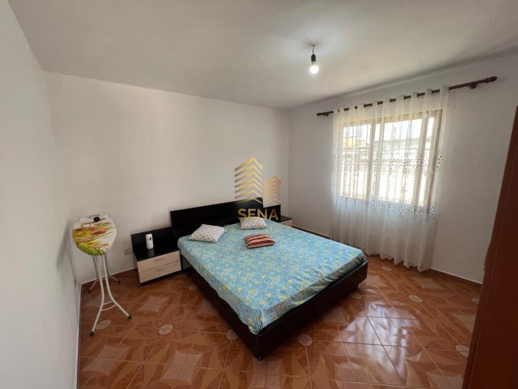 Qira, Hyrje Private 2+1+Bahçe + 13 Poste Parkimi, Selitë