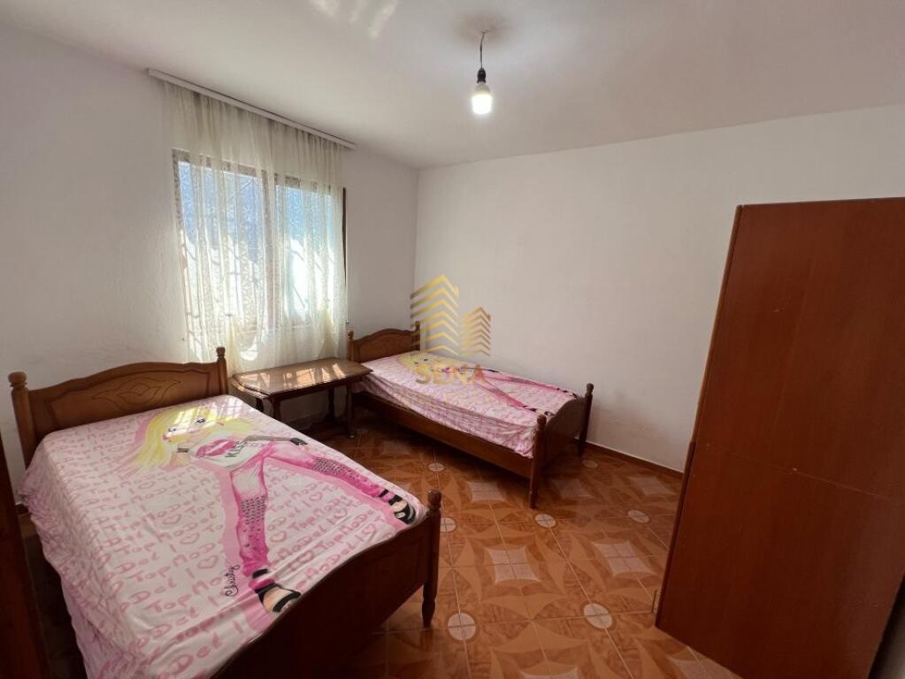 Qira, Hyrje Private 2+1+Bahçe + 13 Poste Parkimi, Selitë