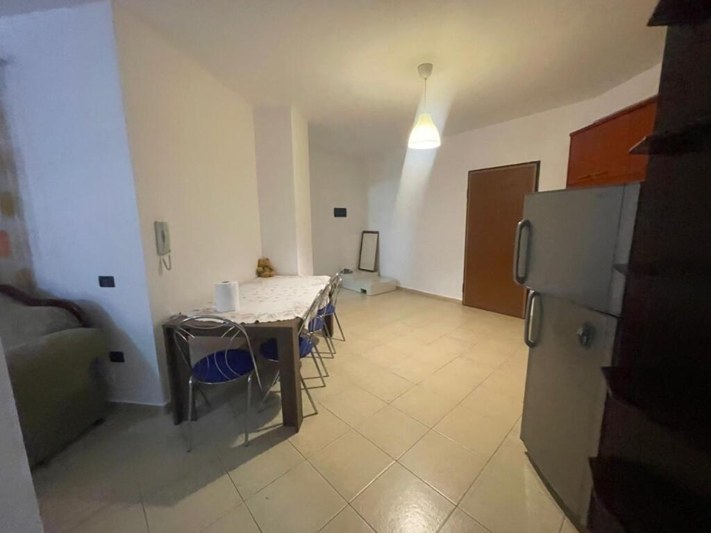 Apartament 2+1 me qera astir