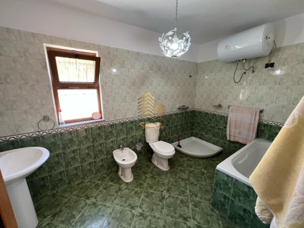 Qira, Hyrje Private 2+1+Bahçe + 13 Poste Parkimi, Selitë