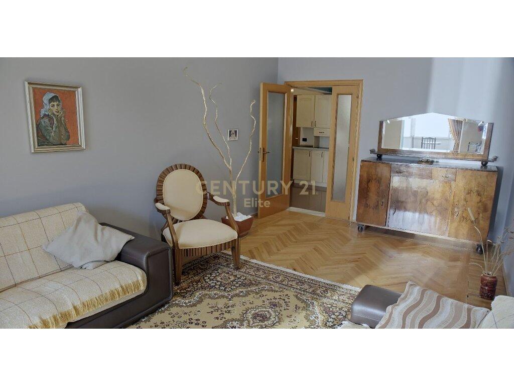 FOR RENT APARTMENT 3+1 NEAR CAFE FLORA!