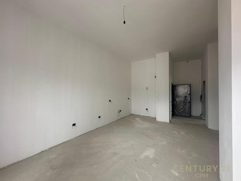 For sale Penthouse 3+1+2 on Barrikadave Street, Tirana