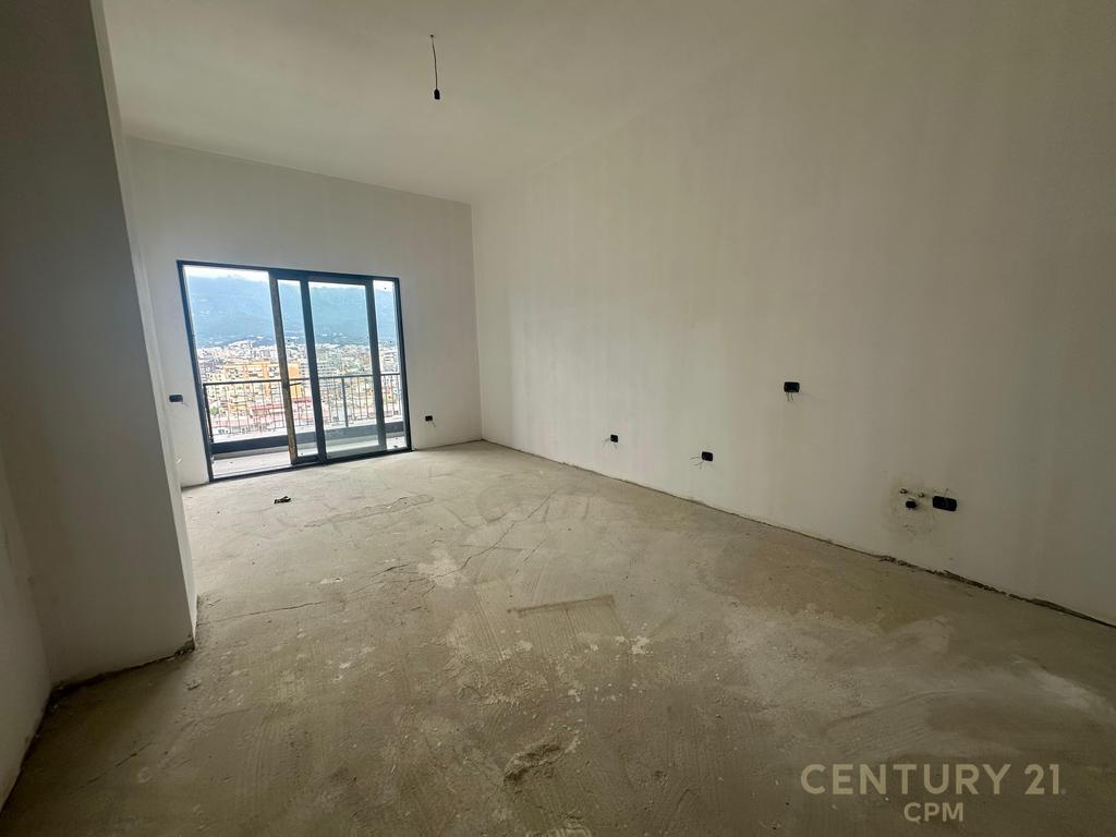 For sale Penthouse 3+1+2 on Barrikadave Street, Tirana