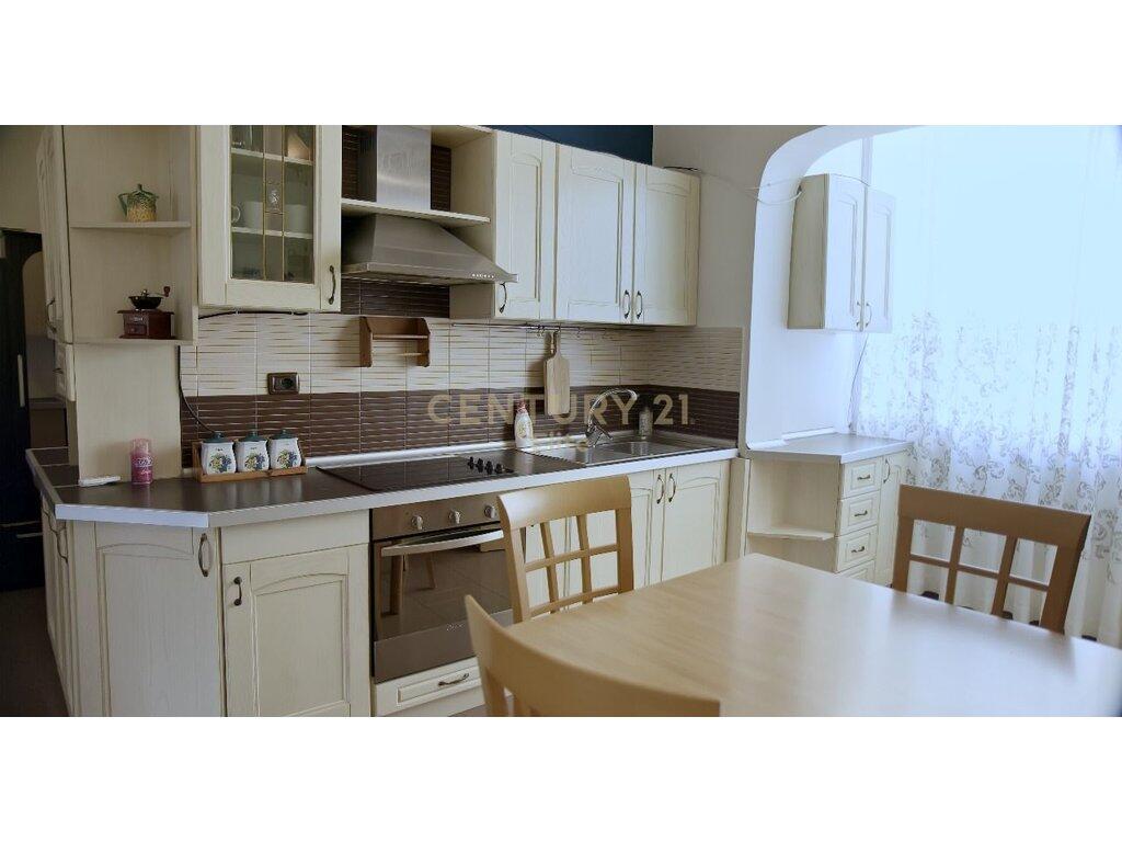 FOR RENT APARTMENT 3+1 NEAR CAFE FLORA!