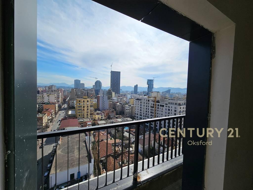 APARTAMENT 3+1+2 + GARDEROBE + VERANDE PER SHITJE TEK RRUGA E BARRIKADAVE!