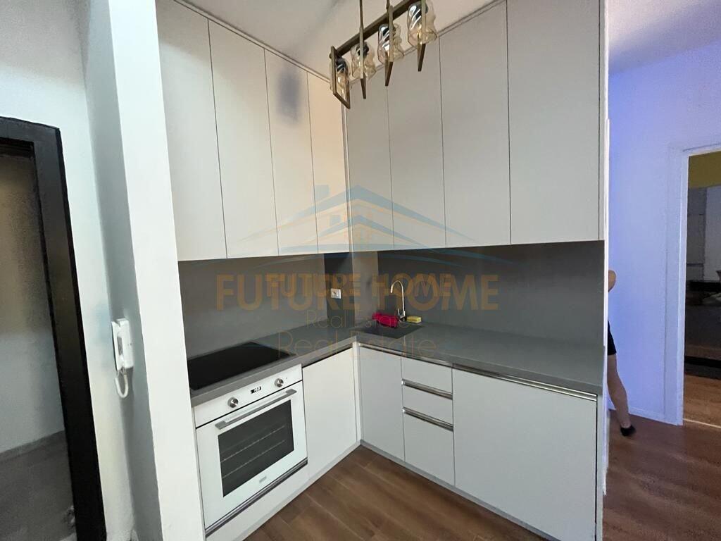 Shitet, Apartament 1+1+Post Parkimi, Rruga e Barrikadave, Tirane