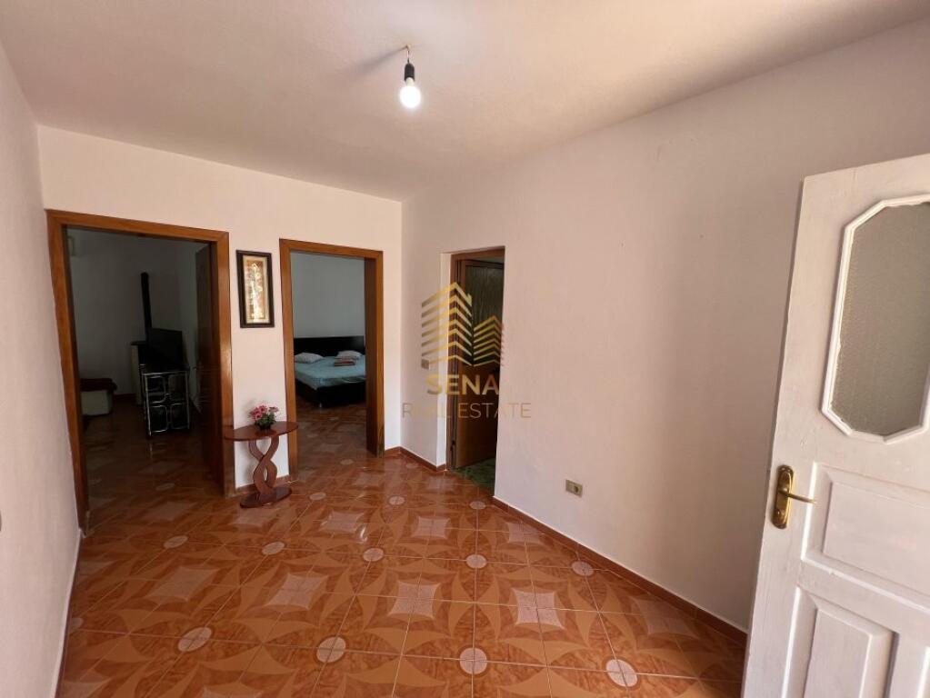 Qira, Hyrje Private 2+1+Bahçe + 13 Poste Parkimi, Selitë
